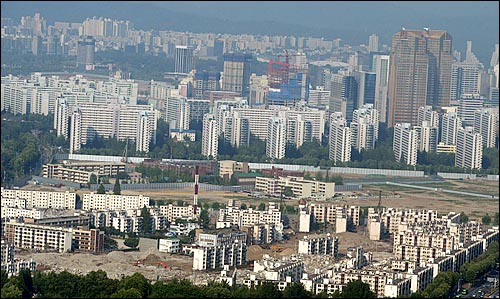 2007년 초부터 정부의 연이은 대책으로 집값 거품 붕괴의 가능성이 점쳐졌다. 사진은 서울 송파구 잠실아파트 단지.
